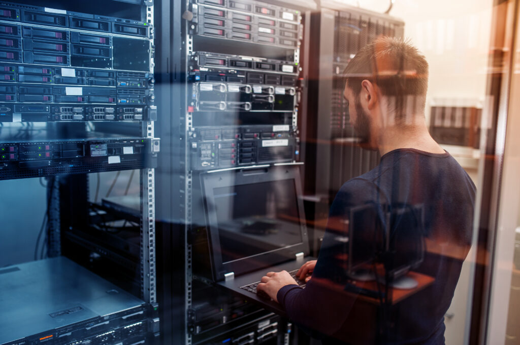 Techniker im Serverraum