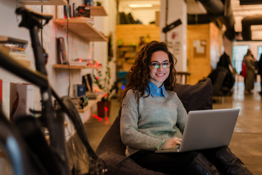 Frau mit Laptop