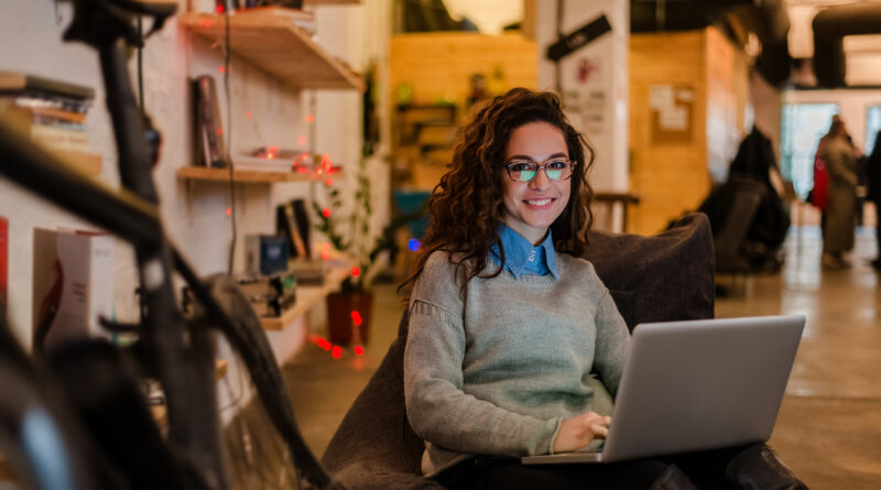 Frau mit Laptop