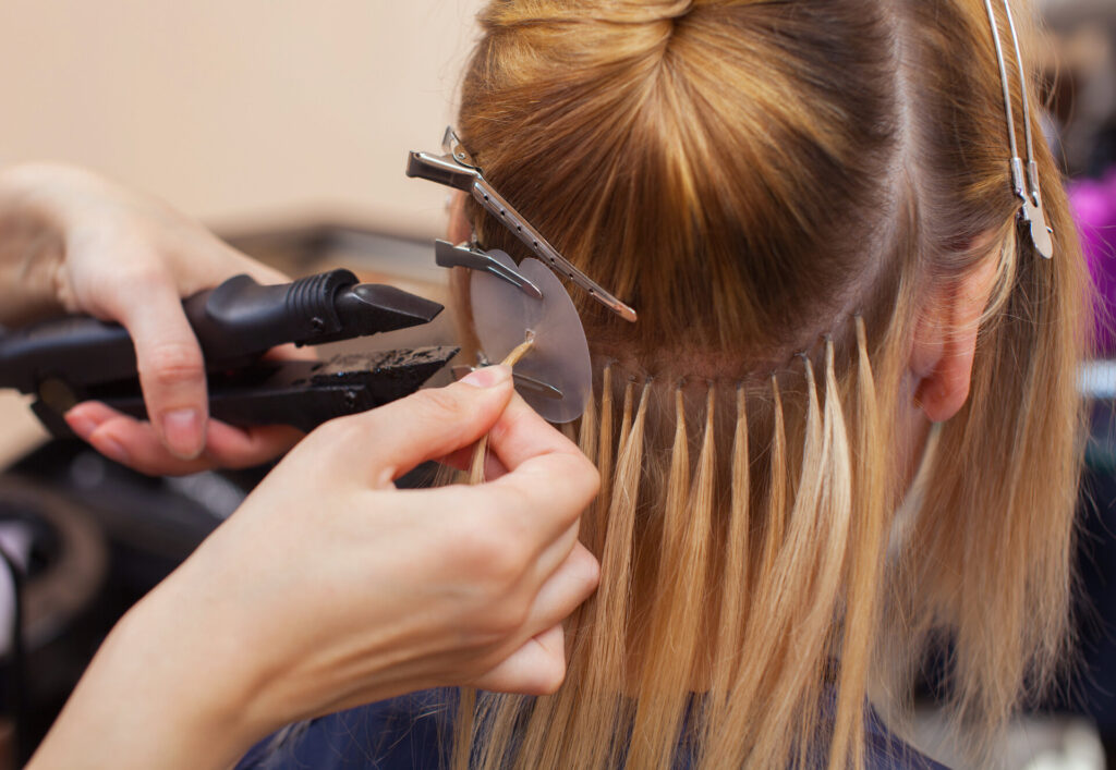 Frau bekommt Haarverlängerung