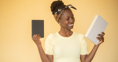 Frau mit Epaper