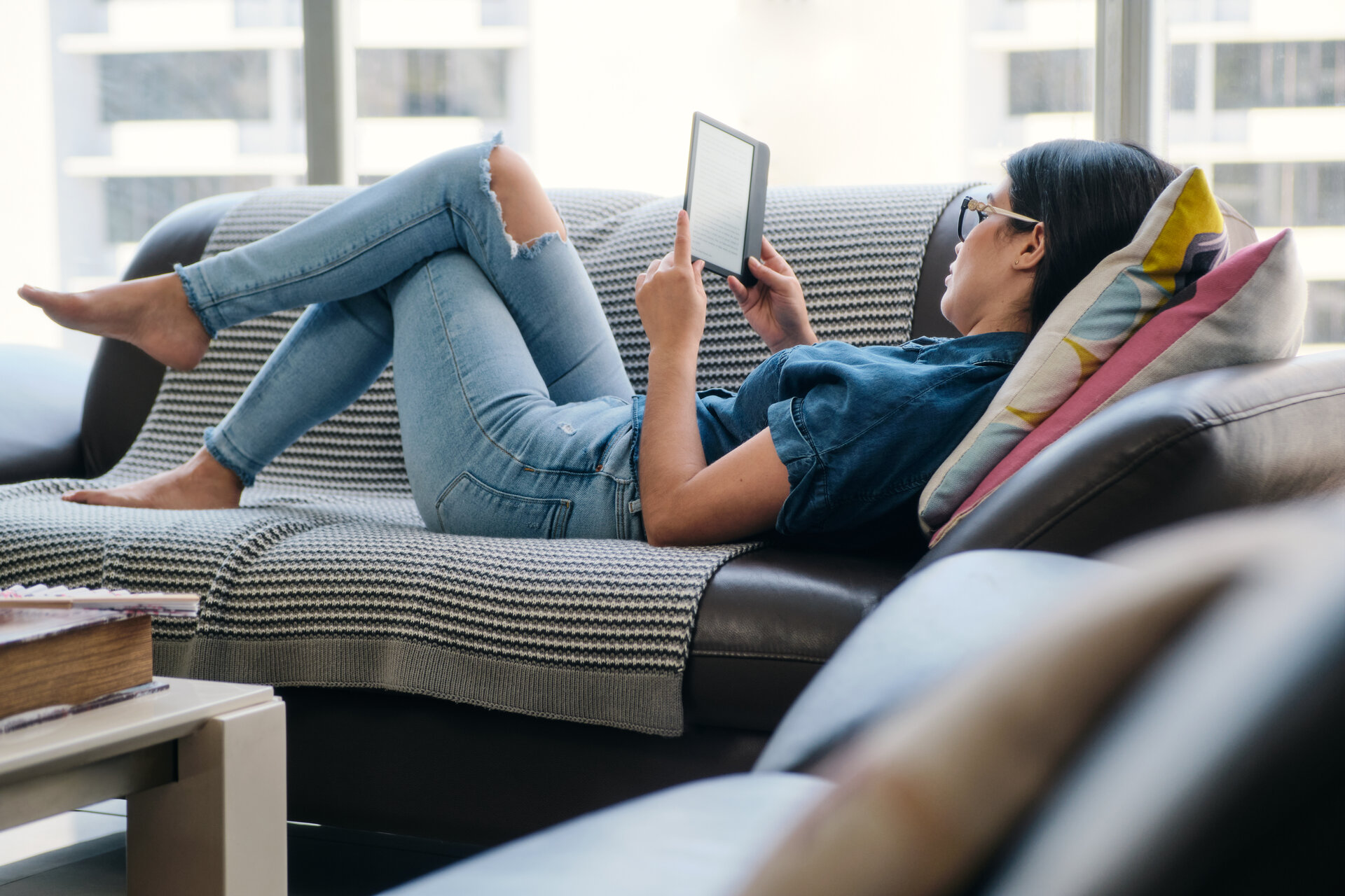 Frau mit Ereader
