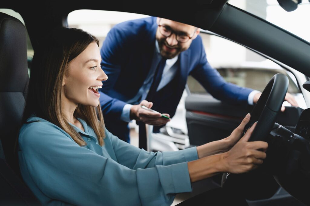Frau beim Autokauf