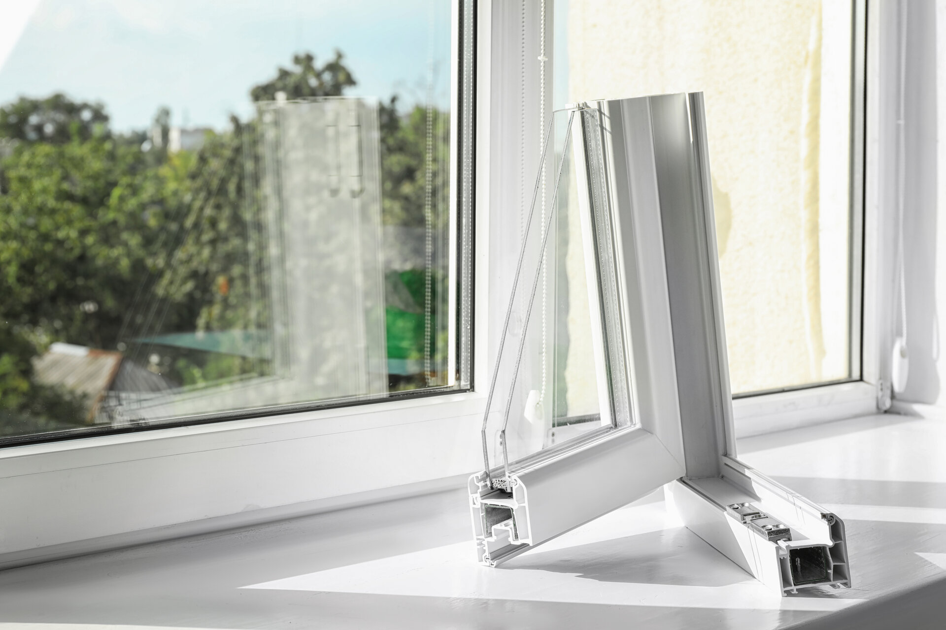 Muster eines modernen Fensterprofils auf der Fensterbank. 