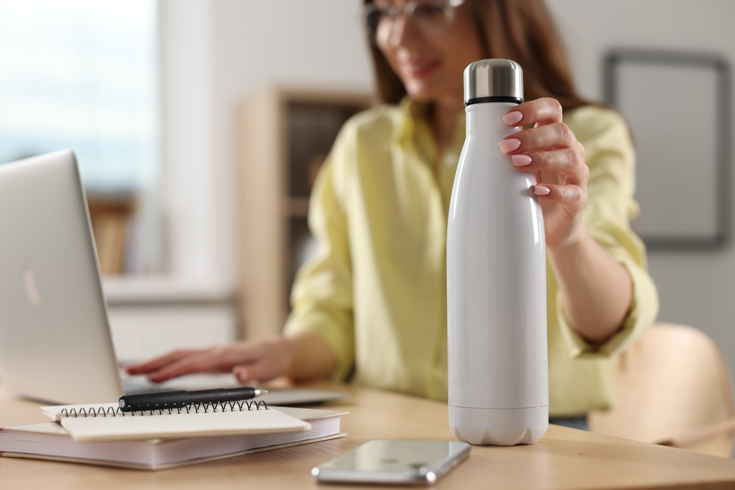 Frau hält eine Trinkflasche