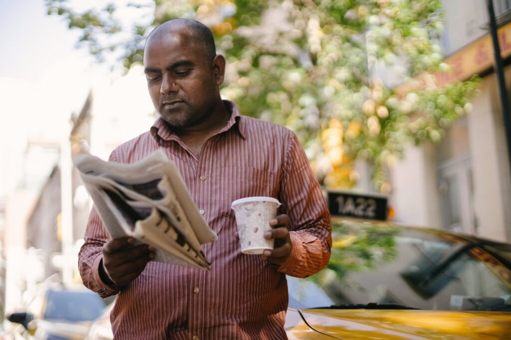 Taxifahrer liest seine Lieblingszeitung