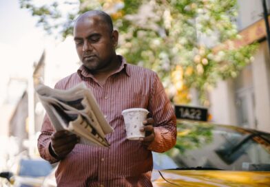 Taxifahrer liest seine Lieblingszeitung