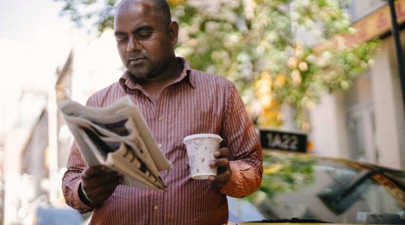 Taxifahrer liest seine Lieblingszeitung