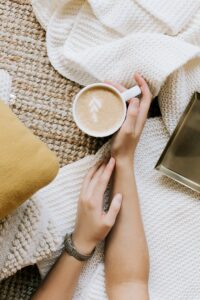 Kaffee auf Alpaka Decke