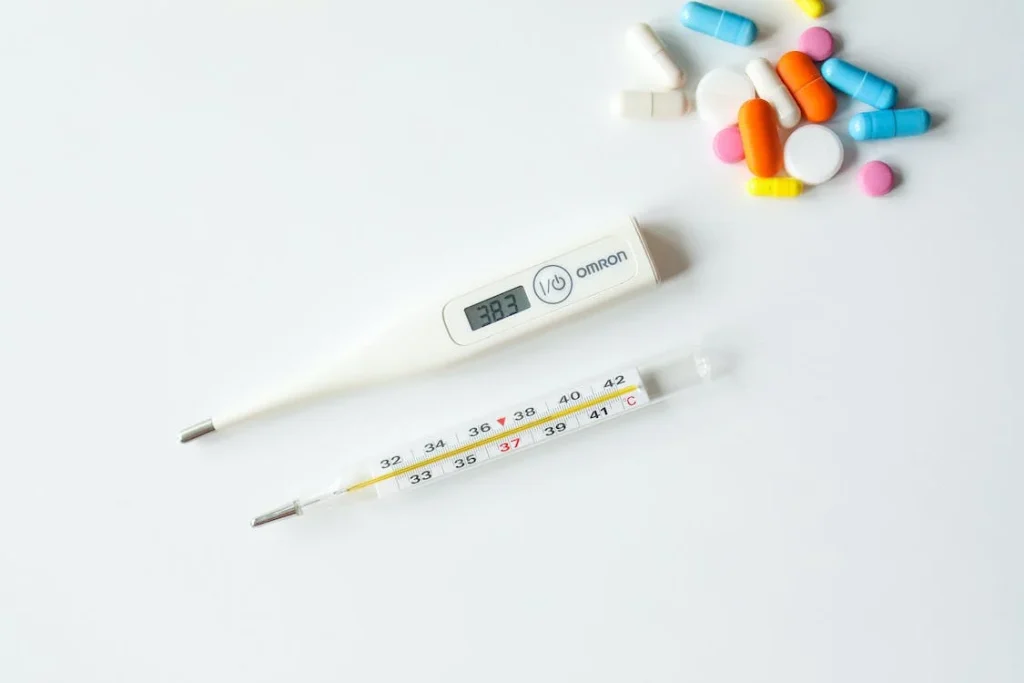 Pillen und Thermometer