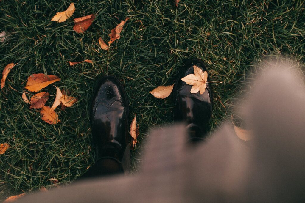 Schuhe auf Herbstwiese
