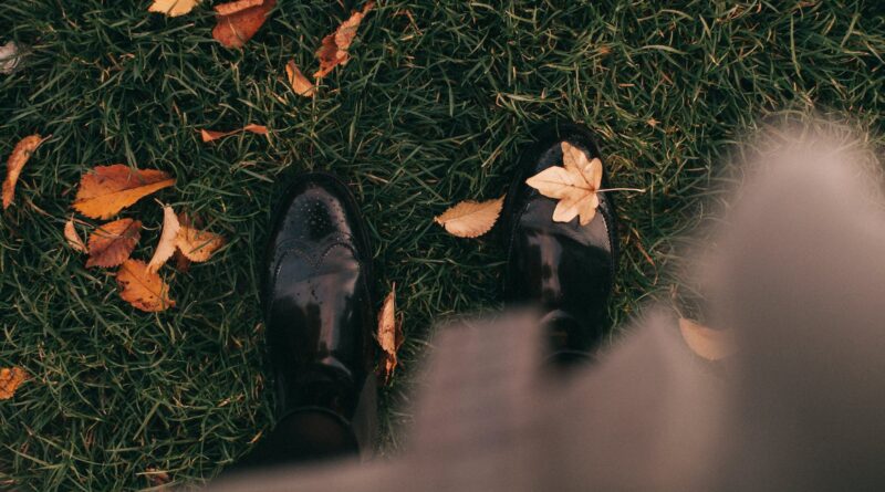 Schuhe auf Herbstwiese