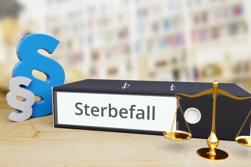 Sterbefall – Recht/Gesetz. Ordner auf Schreibtisch mit Beschriftung neben Paragraf und Waage. Anwalt
