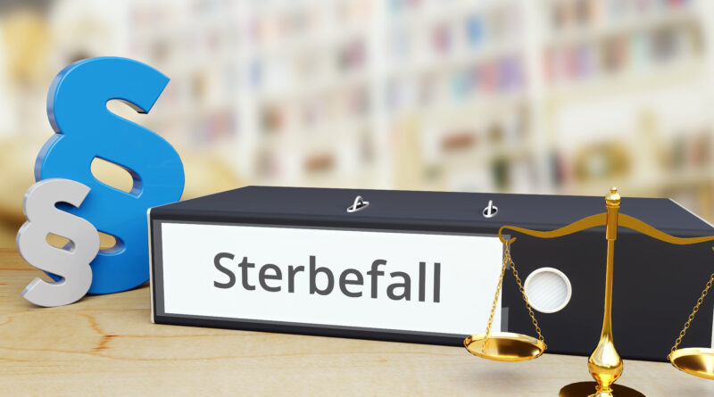 Sterbefall – Recht/Gesetz. Ordner auf Schreibtisch mit Beschriftung neben Paragraf und Waage. Anwalt