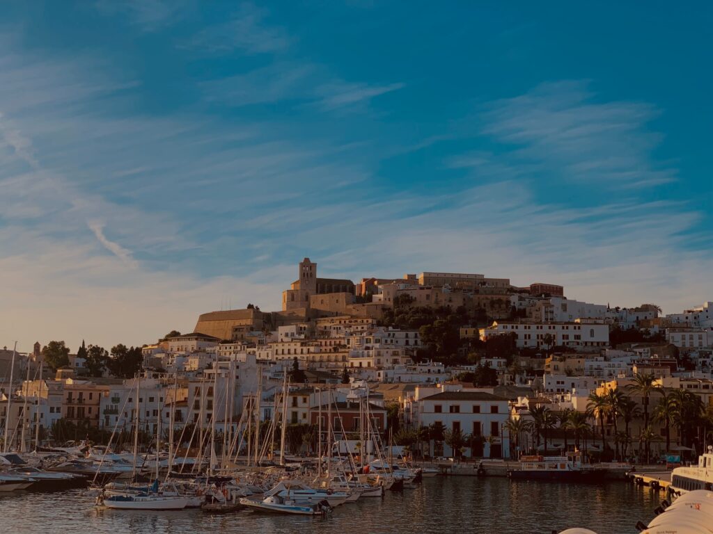 Der Hafen von Ibiza, mit kurzer Entfernung zu den besten Beach Restaurants in Ibiza