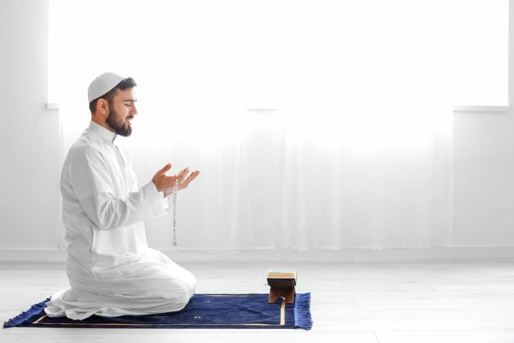 Ein Muslime auf einem Gebetsteppich