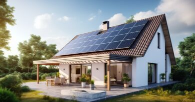 Nahaufnahme eines Gebäudes mit Sonnenkollektoren auf dem Dach. Nachhaltige und saubere Energie zu Hause