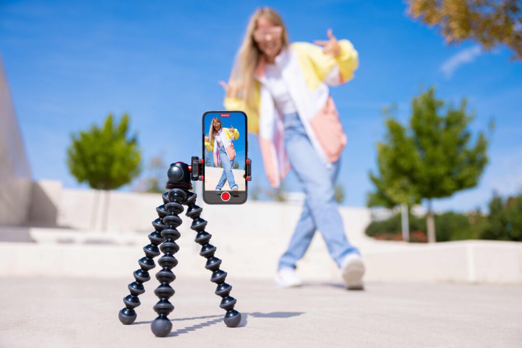 Teenager-Mädchen filmt ein Video von sich selbst mit dem Handy