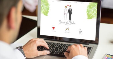 Mann durchsucht Hochzeits-Website mit einem Laptop, arbeitet an einer Einladung online, an den Bildschirm-Grafiken.
