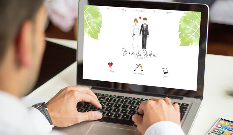 Mann durchsucht Hochzeits-Website mit einem Laptop, arbeitet an einer Einladung online, an den Bildschirm-Grafiken.