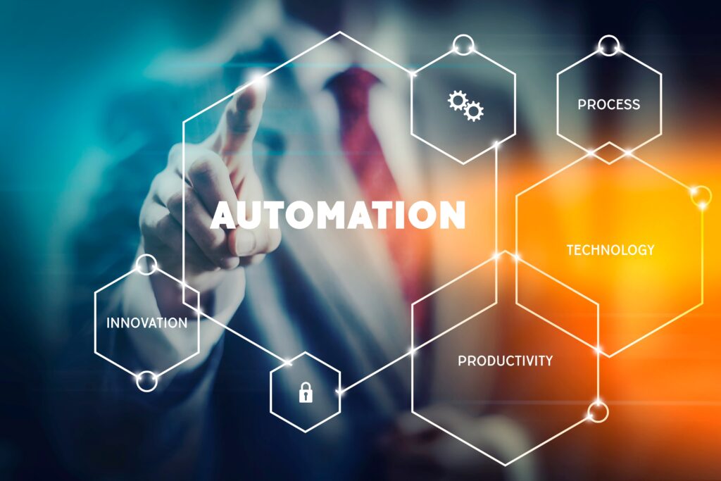 Ein Geschäftsmann zeigt auf ein Interface mit Hexagon-Symbolen und Wörtern wie "Automatisierung", "Prozess", "Technologie", "Produktivität" und "Innovation", die die Vorteile der Nutzung von Sage 100 zur Automatisierung und Optimierung der Geschäftsprozesse darstellen