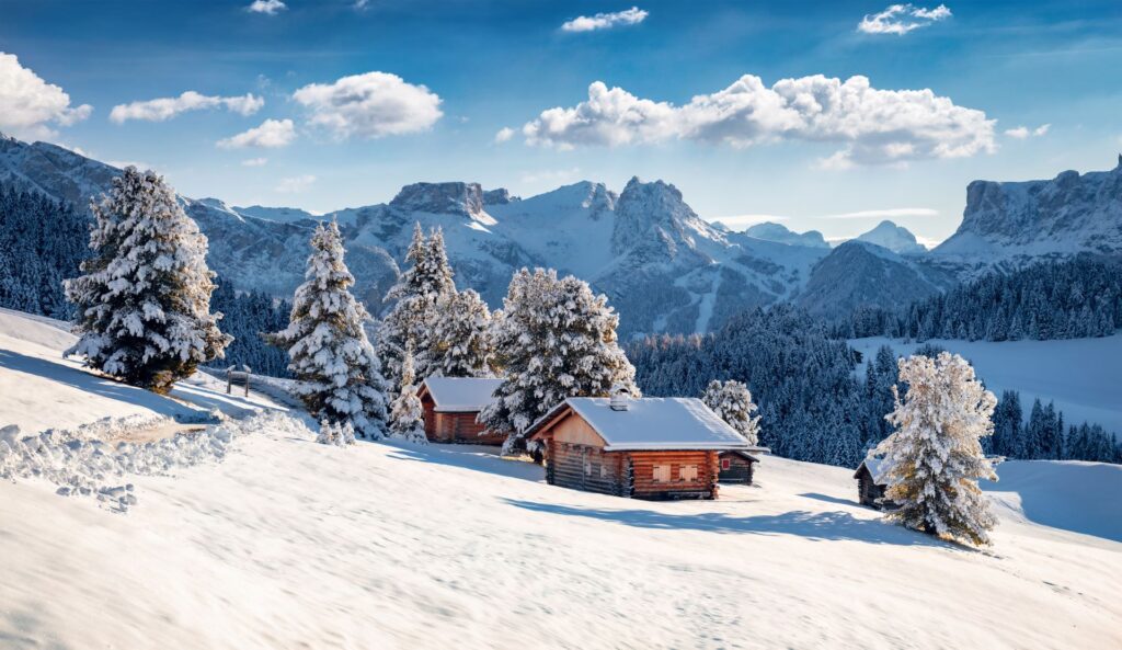 Frostiger Morgenblick auf das Dorf Seiseralm. Atemberaubende Winterlandschaft der Dolomiten. Majestätische Outdoor-Szene von Skigebiet