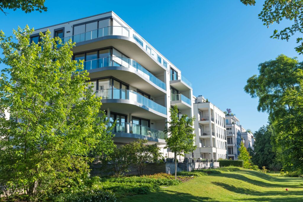 Moderne Wohnkomplexe mit großzügigen Balkonen umgeben von grünen Landschaften in Stuttgart, perfekt zur Bewertung von Immobilien und Investitionsmöglichkeiten.