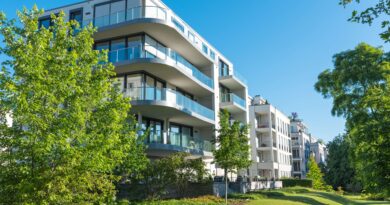 Moderne Wohnkomplexe mit großzügigen Balkonen umgeben von grünen Landschaften in Stuttgart, perfekt zur Bewertung von Immobilien und Investitionsmöglichkeiten.