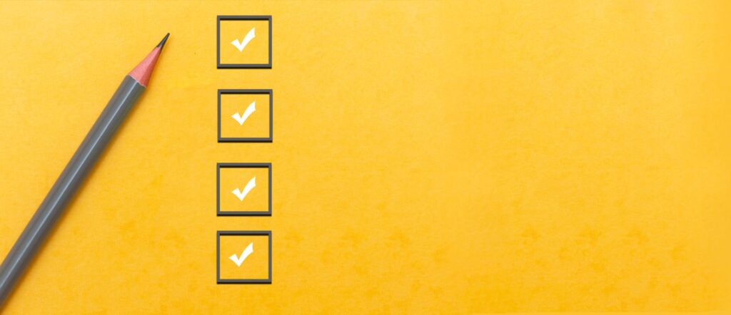 Checkliste auf gelbem Hintergrund