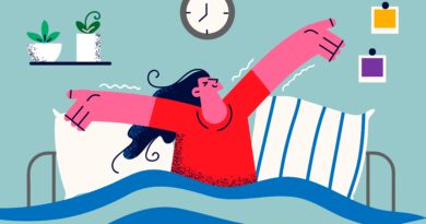 Frau streckt sich genüsslich im Bett aus, unterstrichen durch die Wichtigkeit einer guten Matratzenunterlage für optimalen Schlafkomfort