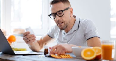Biohack dein Leben. Hübscher, progressiver, zweifelnder Mann, der über Biohacking-Ergänzungen entscheidet, während er sitzt und seine Gesundheit verbessert