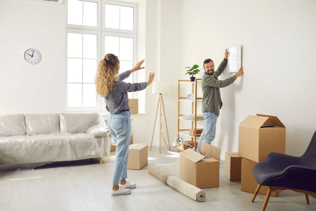 Paar richtet neue Wohnung in Düsseldorf ein.