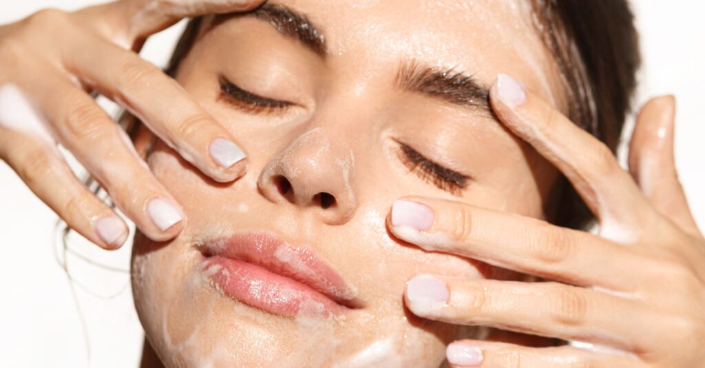 Nahaufnahme einer Frau während einer intensiven Hautreinigung, bei der Hydrafacial Erfahrung für eine porentiefe Reinigung sorgt.