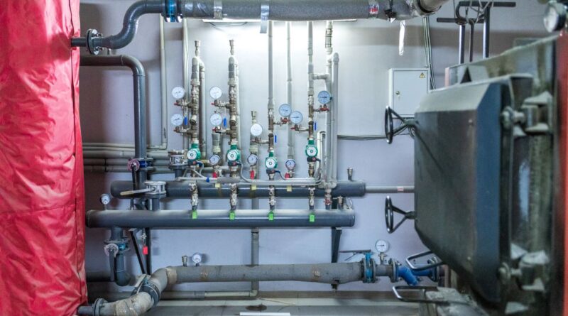 Industrielle Rohrleitungen und Manometer zur Drucküberwachung, inklusive Druckmessdosen in einer modernen technischen Anlage
