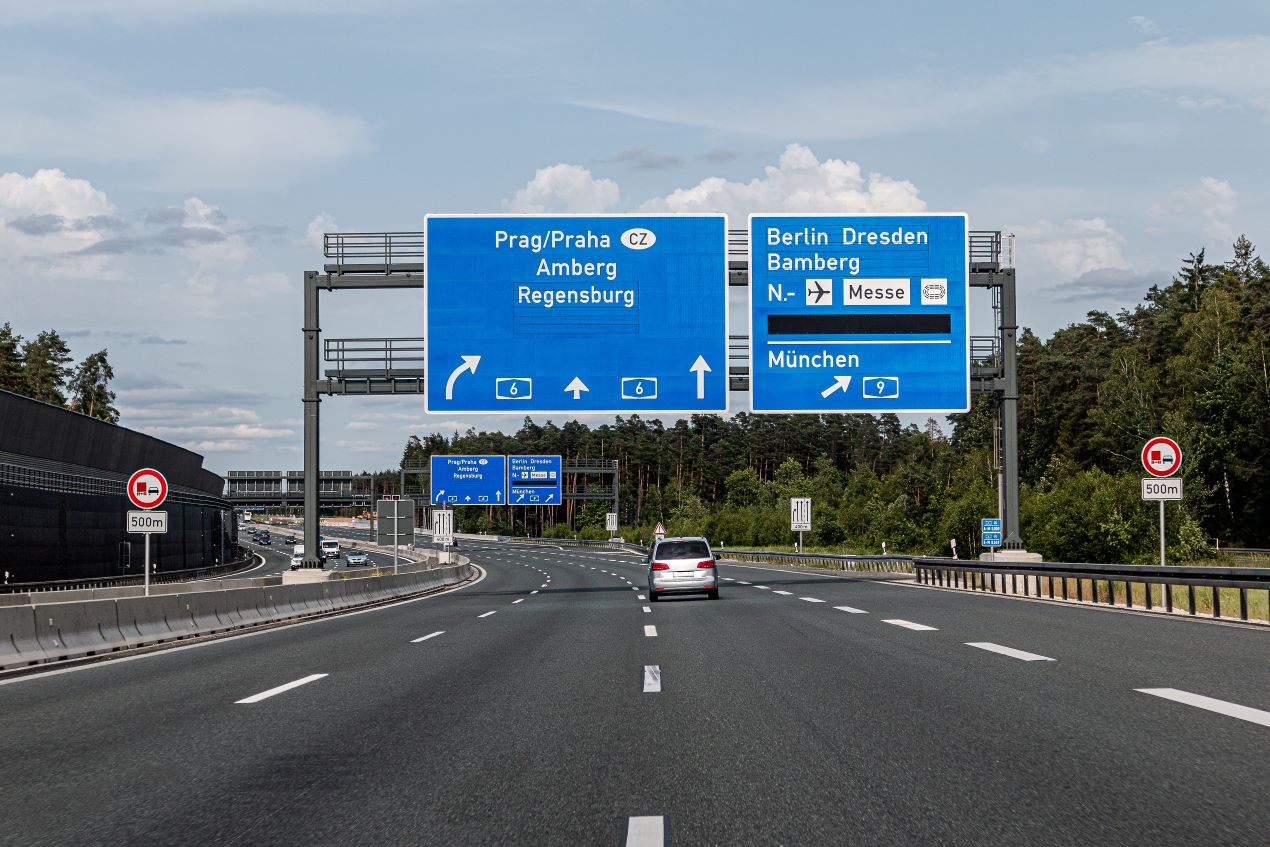 Beschilderung auf der Autobahn bei Nürnberg mit Wegweisern zu Prag, Berlin und zum Flughafen Nürnberg. Perfekt für Informationen zu Anreise und Parken Flughafen Nürnberg.