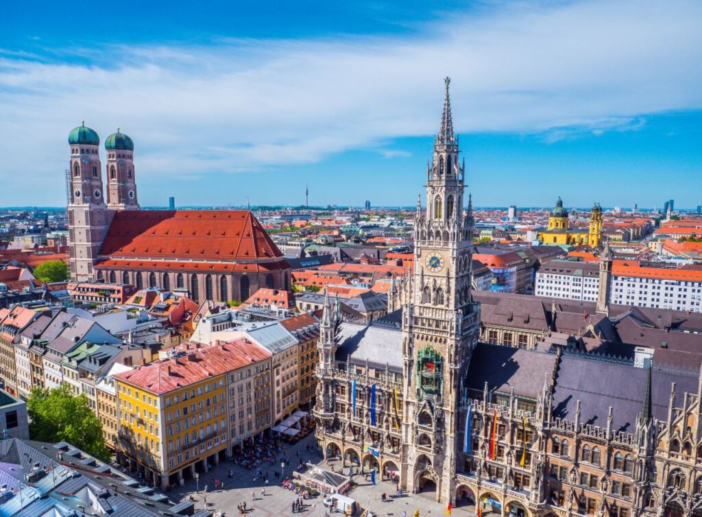 Blick auf das Münchner Rathaus und die Frauenkirche – zentrale Lage für Kinderkarate München und Sportangebote für Kinder