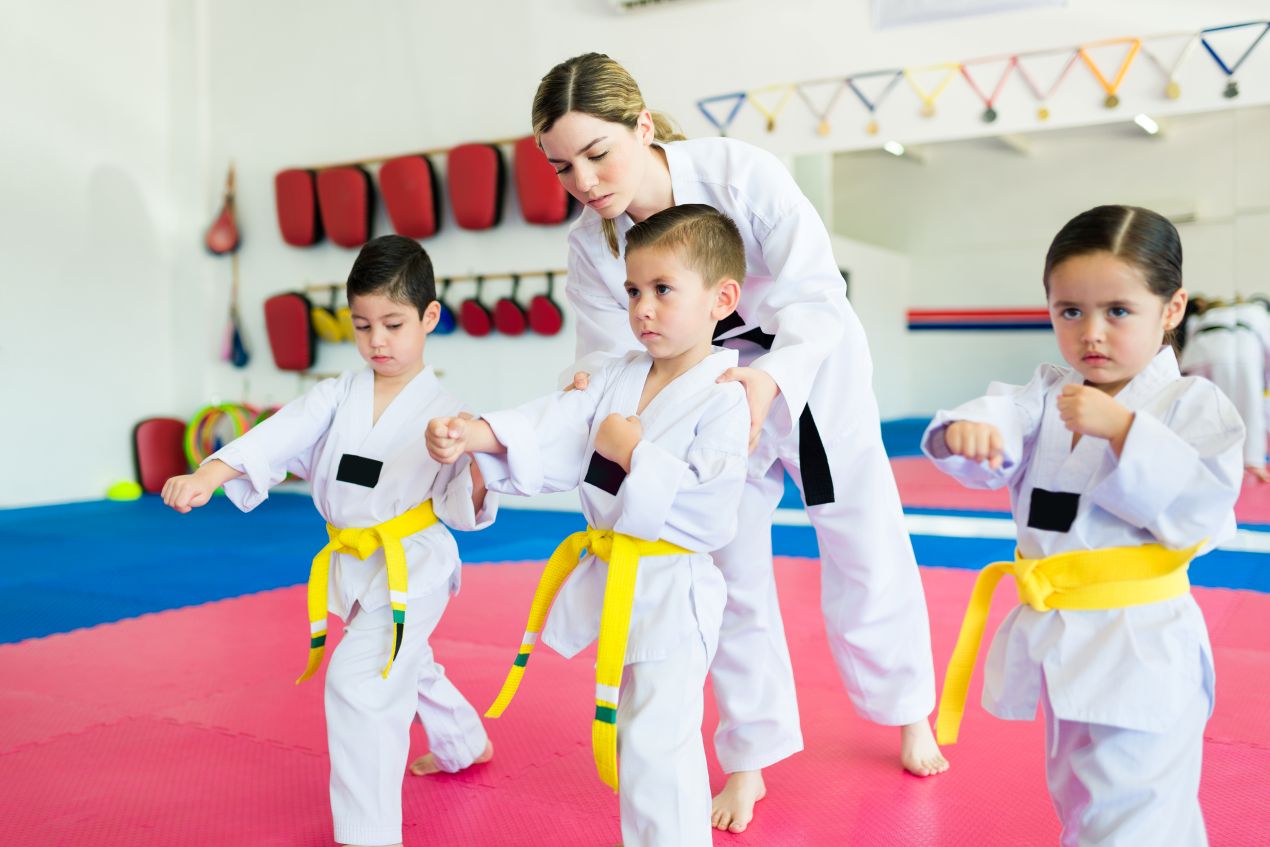 Trainerin unterrichtet Kinder beim Kinderkarate München – gezielte Förderung von Disziplin und Bewegung ab frühem Alter