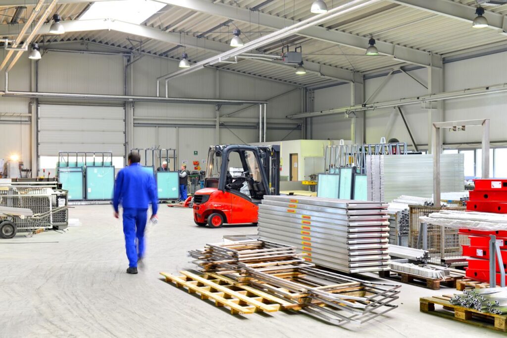 Metallverarbeitender Betrieb mit typischer Werkhalle – bereit fuer den Einsatz einer gebrauchten Biegemaschine