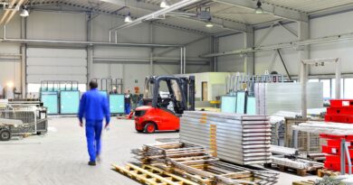 Metallverarbeitender Betrieb mit typischer Werkhalle – bereit fuer den Einsatz einer gebrauchten Biegemaschine