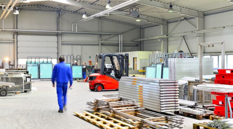 Metallverarbeitender Betrieb mit typischer Werkhalle – bereit fuer den Einsatz einer gebrauchten Biegemaschine