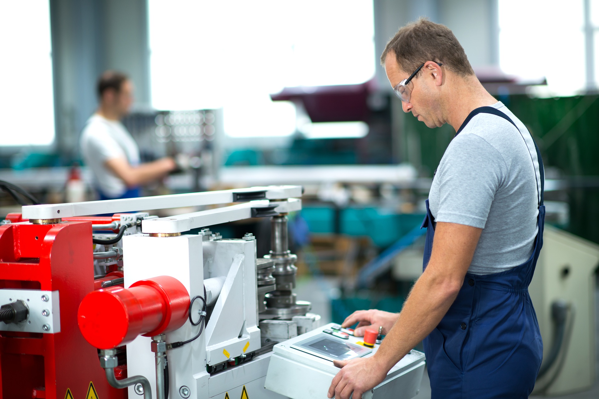 Steuerung industrieller Anlage mit Gasdruckdämpfer