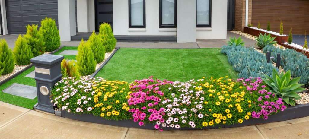 Modernes Haus mit Muelltonnenbox am Garagenbereich