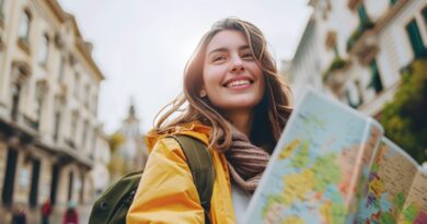 Klassenfahrt Berlin: Schuelerin erkundet mit Stadtkarte europaeische Altstadt auf Gruppenreise