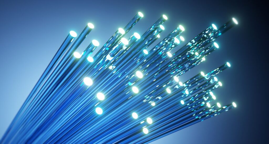 Leuchtende Glasfaserleitungen symbolisieren die Leistungsfähigkeit von LWL Stecker Verbindungen