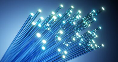 Leuchtende Glasfaserleitungen symbolisieren die Leistungsfähigkeit von LWL Stecker Verbindungen