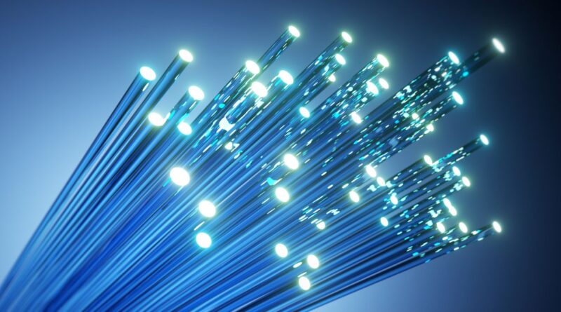 Leuchtende Glasfaserleitungen symbolisieren die Leistungsfähigkeit von LWL Stecker Verbindungen