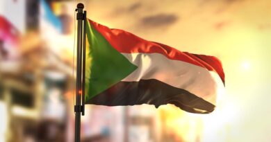 Nothilfe Sudan: Wehende Nationalflagge vor warmem Sonnenlicht als Symbol für nationale Identität in der Krise