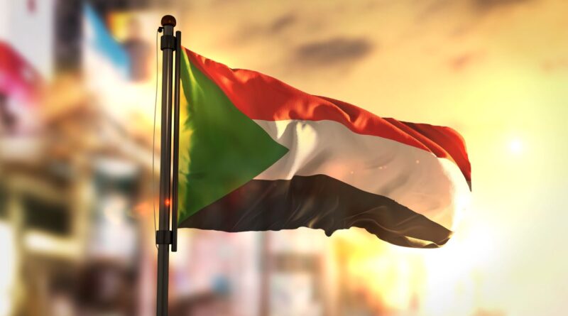 Nothilfe Sudan: Wehende Nationalflagge vor warmem Sonnenlicht als Symbol für nationale Identität in der Krise