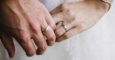 eheringe aus silber an den haenden von mann und frau