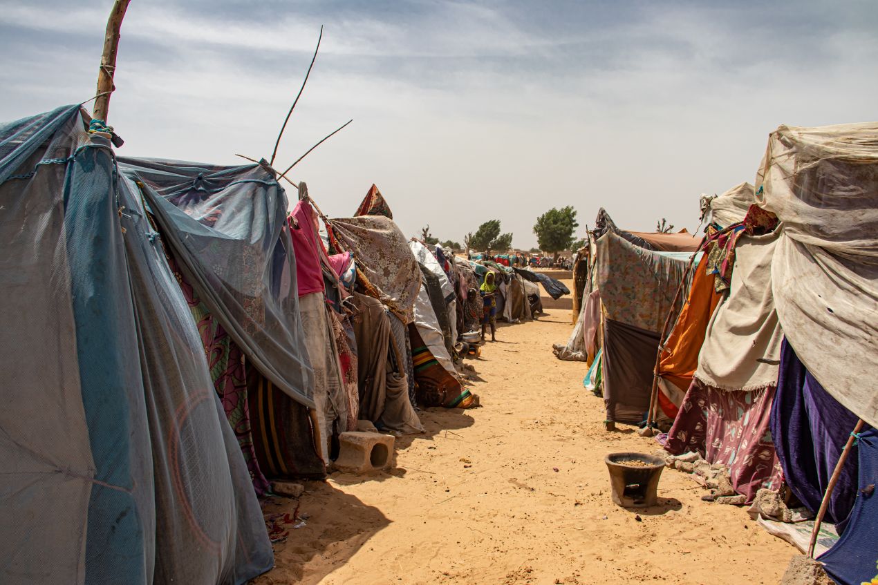 Nothilfe Sudan: Improvisierte Zelte in einem Wüstenlager zeigen die prekäre Lage von Binnenvertriebenen